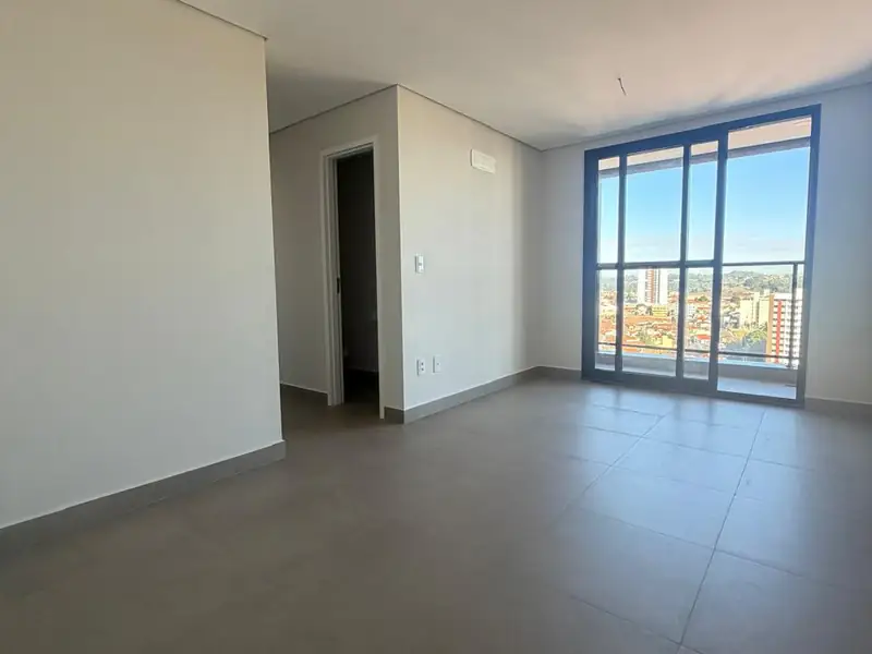 Sala integrada com janela ampla no apartamento de 53 m²