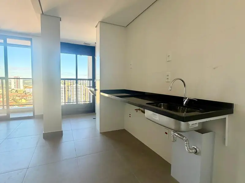 Cozinha com bancada de granito integrada à sala
