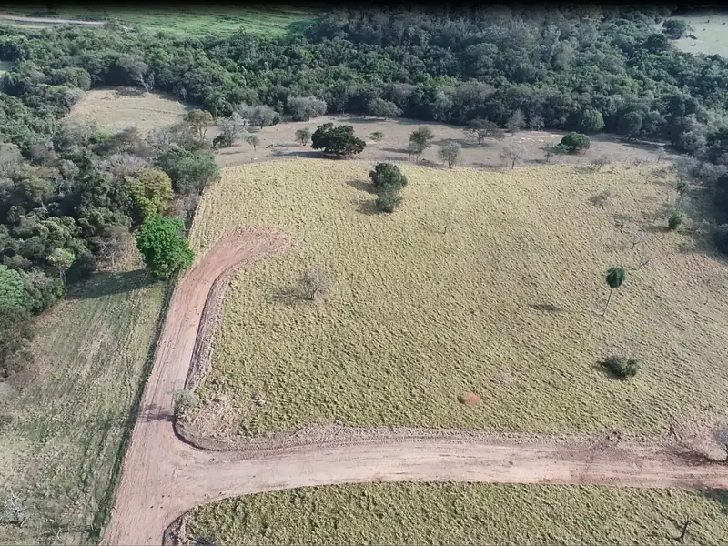 Vista aérea de uma chácara com estrada interna na Estância Eldorado