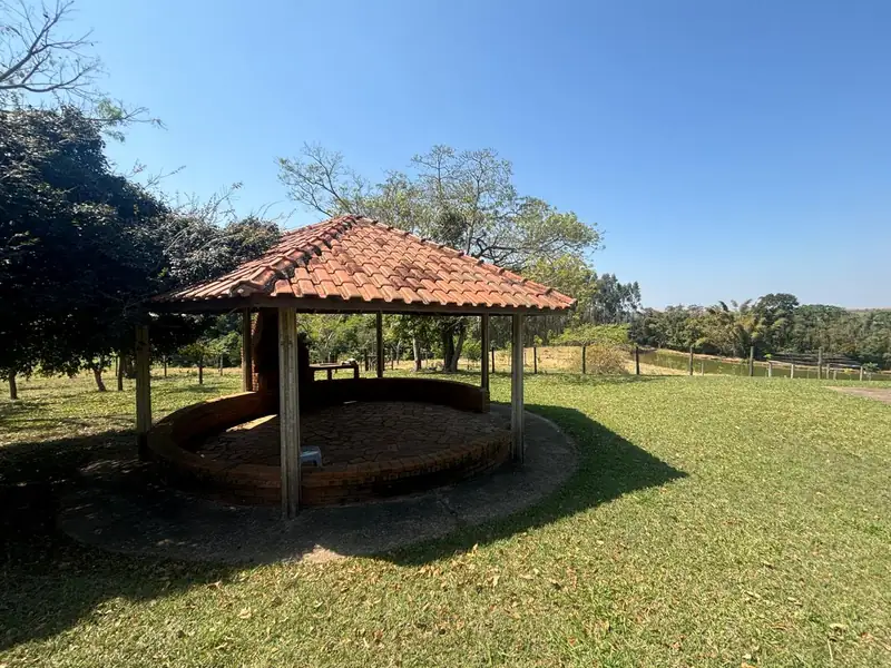 Quiosque com churrasqueira no gramado da sede