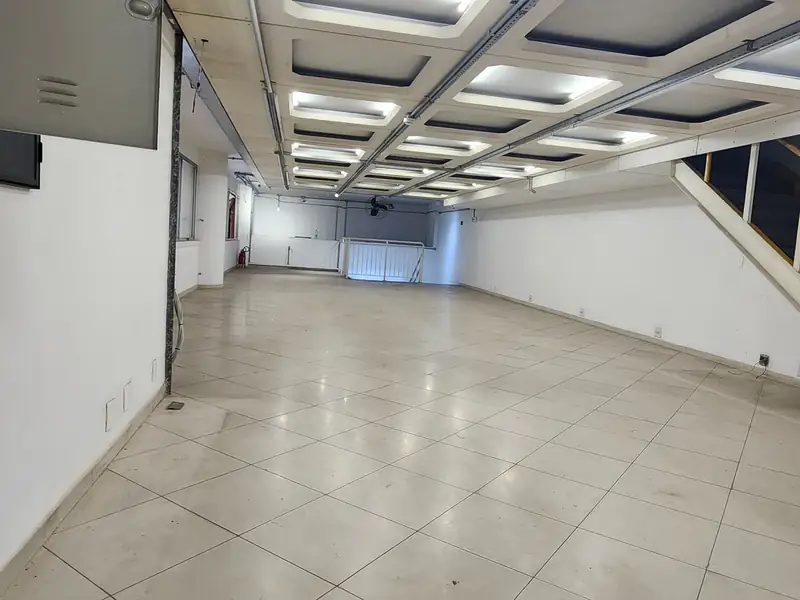 Salão térreo iluminado da loja de 185 m² na Galeria Girondino