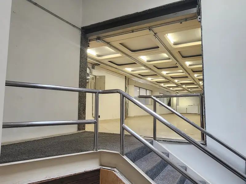Escada de acesso ao 1º andar da loja de 185 m²