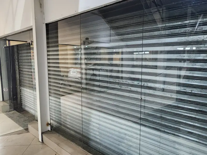 Fachada de vidro da loja voltada para a galeria