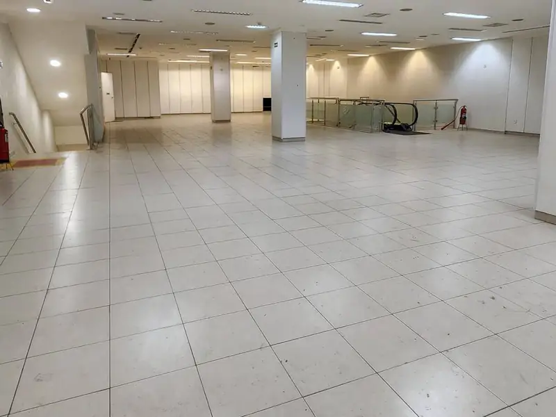 Salão térreo amplo da loja de 2.000 m² para alugar em Pinheiros