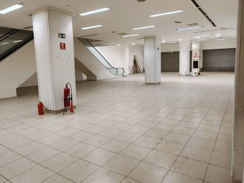 Pilares e escada rolante no térreo da loja em Pinheiros
