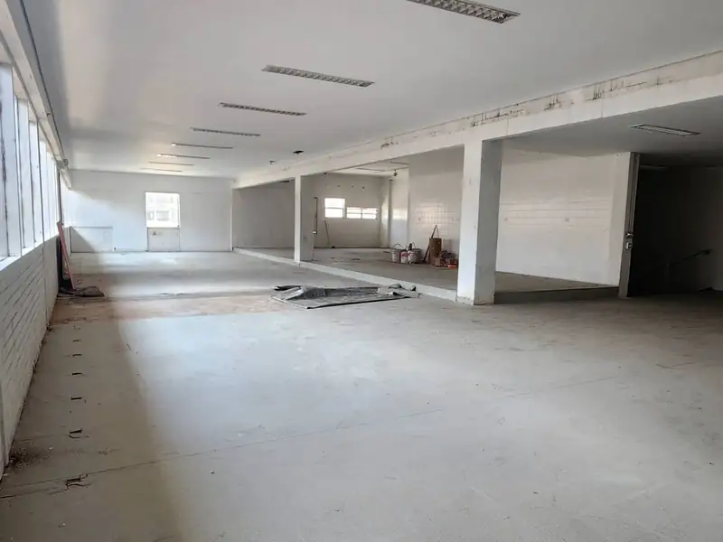 Pavimento superior com janelas na loja de Pinheiros