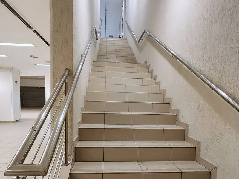 Escada fixa entre os pavimentos da loja em Pinheiros