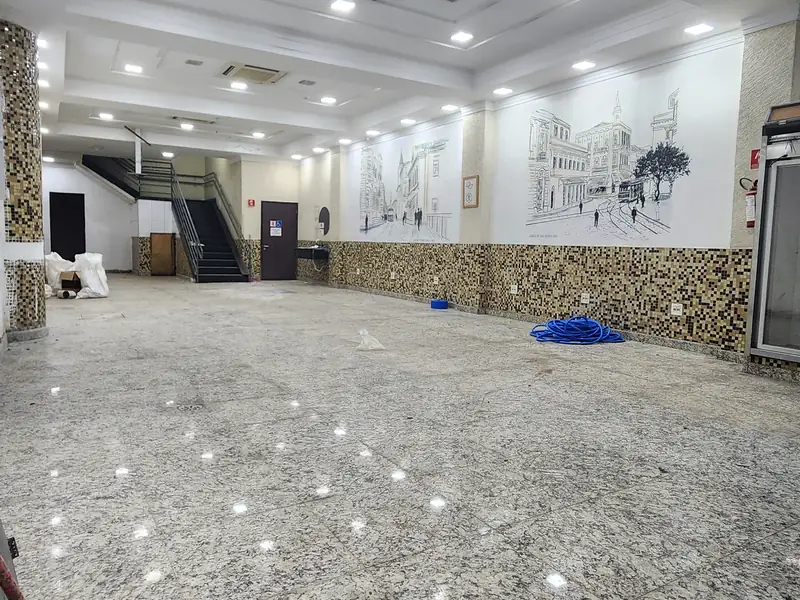 Salão da loja de 215 m² com piso de granito, em frente ao metrô São Bento