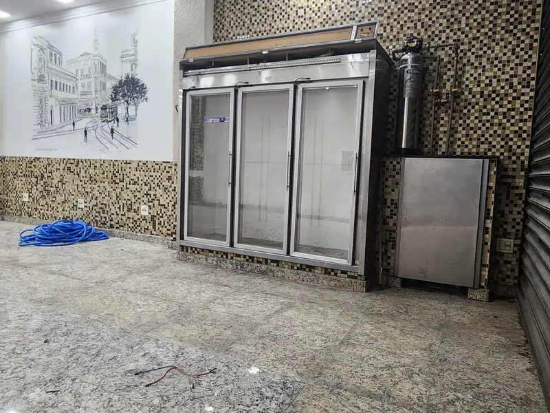 Salão com parede decorada e área de apoio