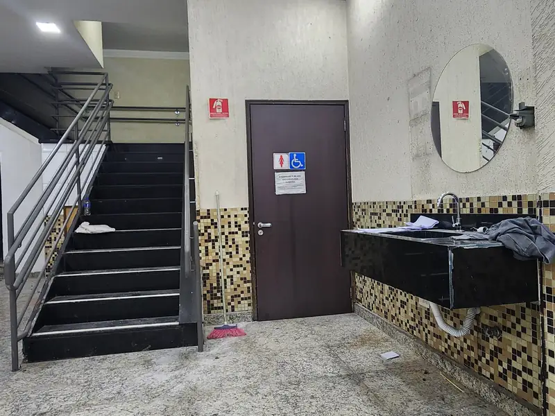 Escada para o mezanino e lavatório no térreo