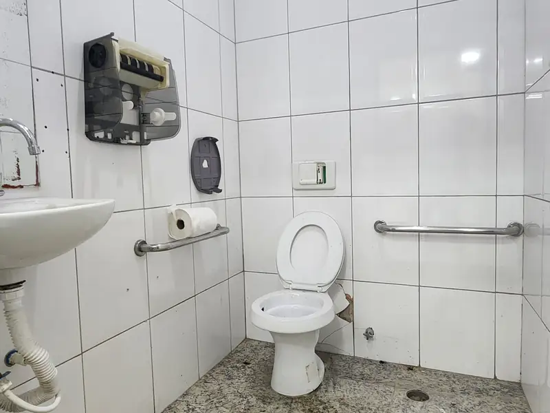 Banheiro acessível com barras de apoio