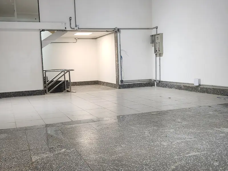 Piso de granito e iluminação de trilho na loja de 55 m²